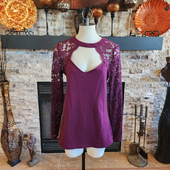 Torrid Wine Foxy Lace Long Sleeves, Lace Sweetheart Neckline Size 0 - Picture 2 of 8